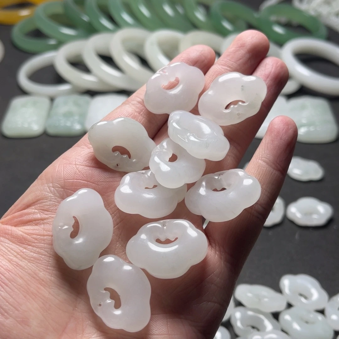 颈饰未镶嵌石英质玉老****)