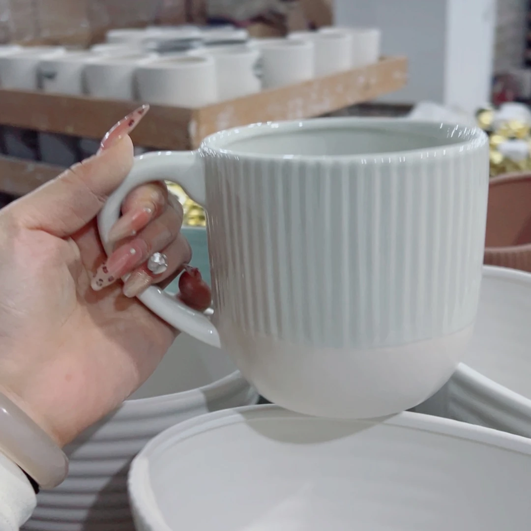 有孔，陶瓷花盆满10米包邮发货。