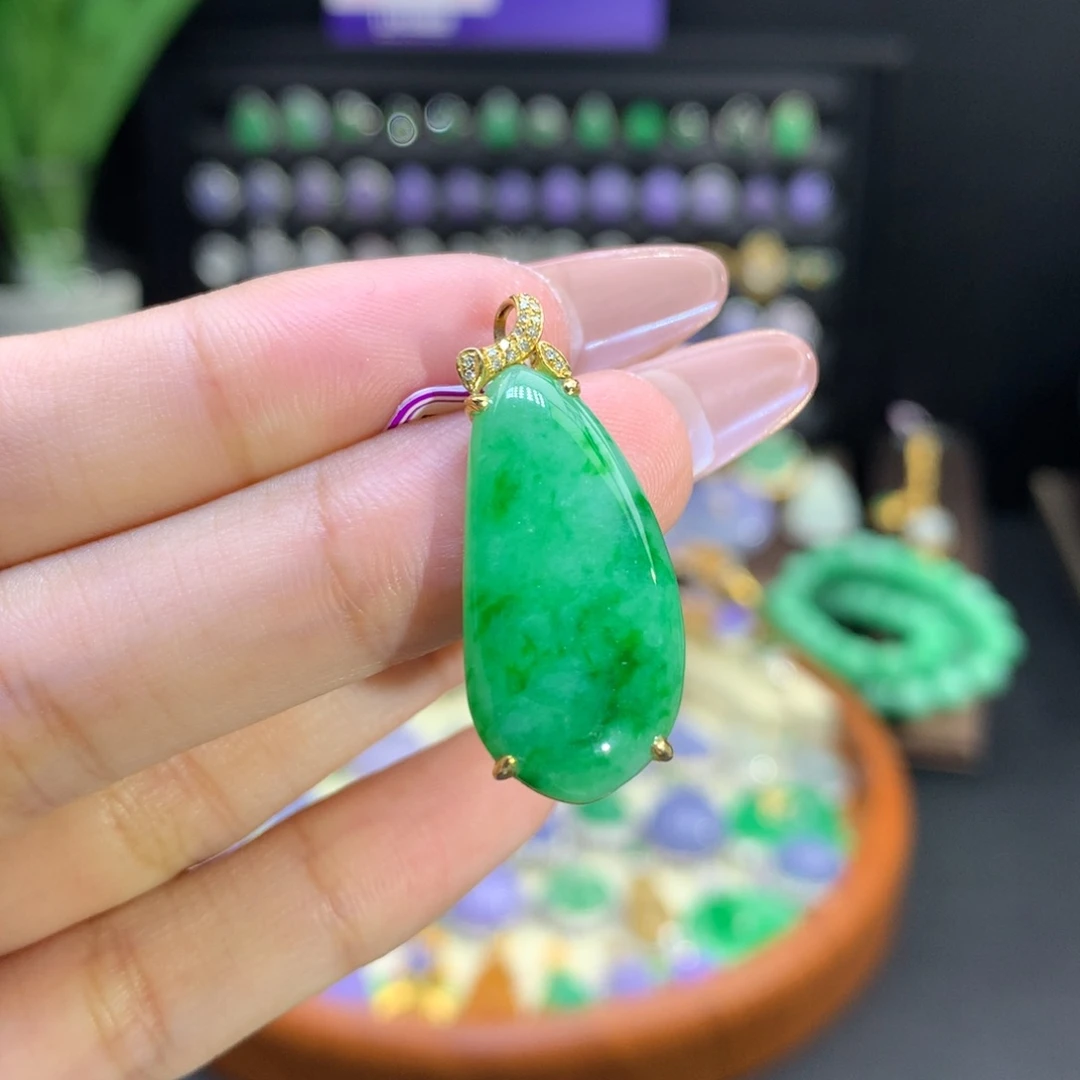 翡翠18K金镶嵌颈饰