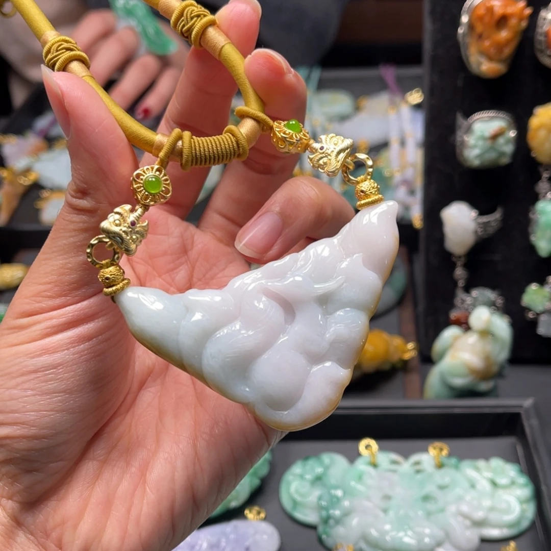 翡翠颈饰未镶嵌vvgvhbhbbbbbhbbb