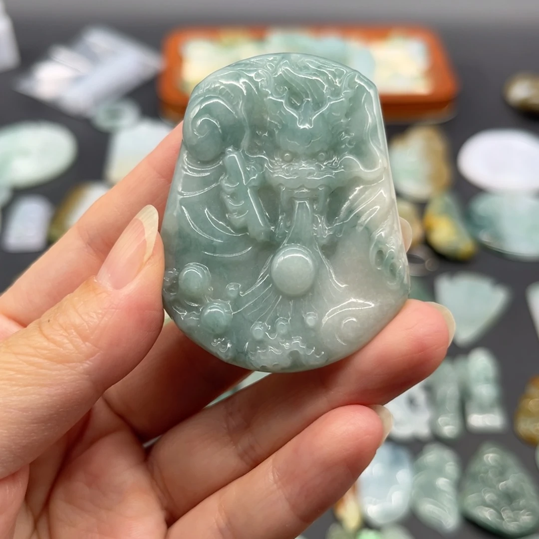 颈饰未镶嵌翡翠龙牌