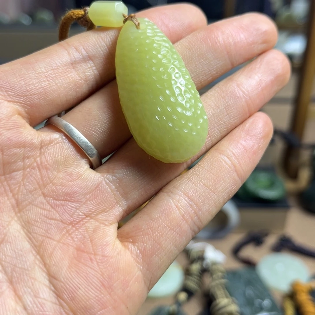 重***雨和田玉未镶嵌颈饰