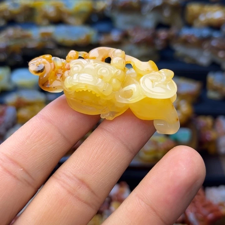 石英质玉（黄龙玉）未镶嵌颈饰