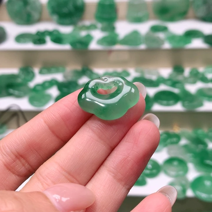 颈饰未镶嵌石英质玉