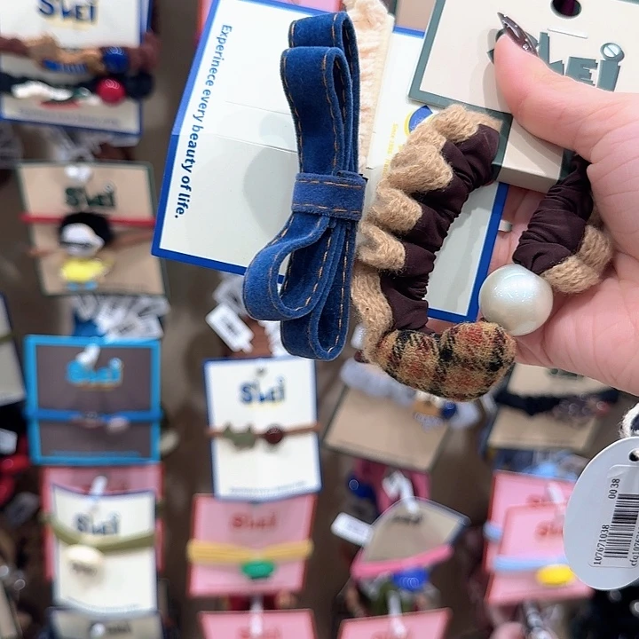 白蓝蝴蝶结发圈和格子爱心面膜圈