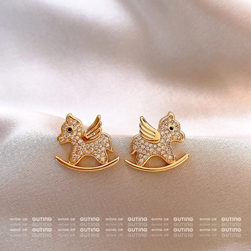 铜合金合成锆石耳饰 23740本命年金色小马耳钉女轻奢高级气质耳饰