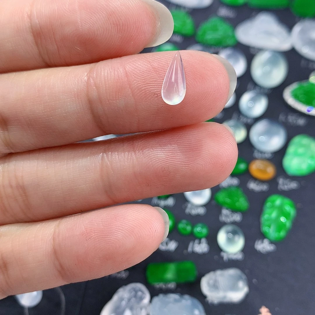 翡翠颈饰未镶嵌天然翡翠高冰水滴