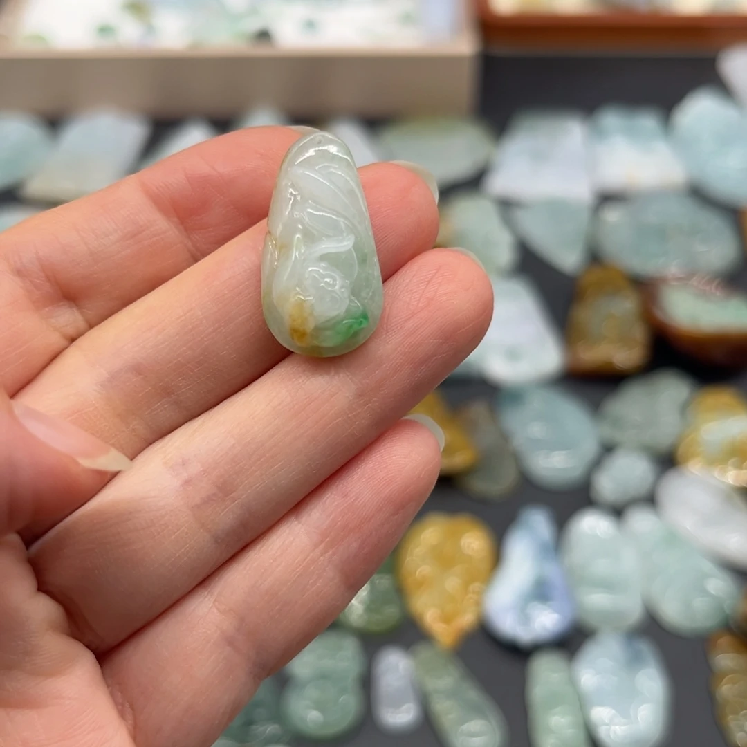 翡翠未镶嵌颈饰莲花鱼