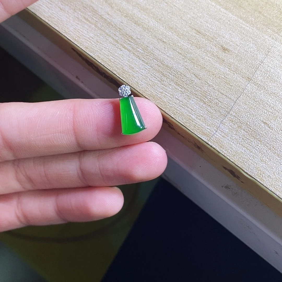 颈饰18K金镶嵌翡翠