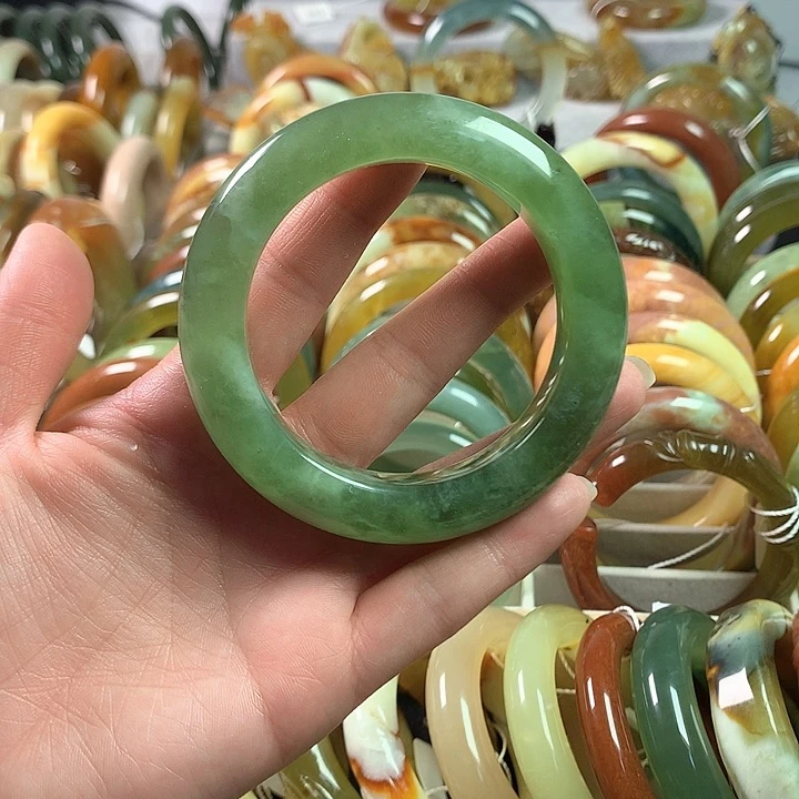 岫玉手镯未镶嵌绿色