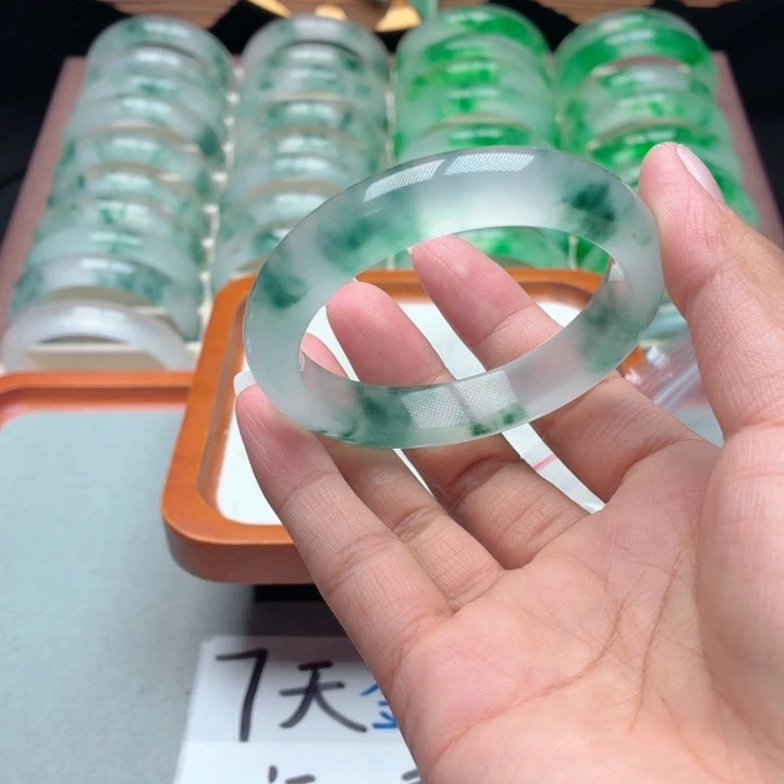 妲***3石英质玉未镶嵌手镯