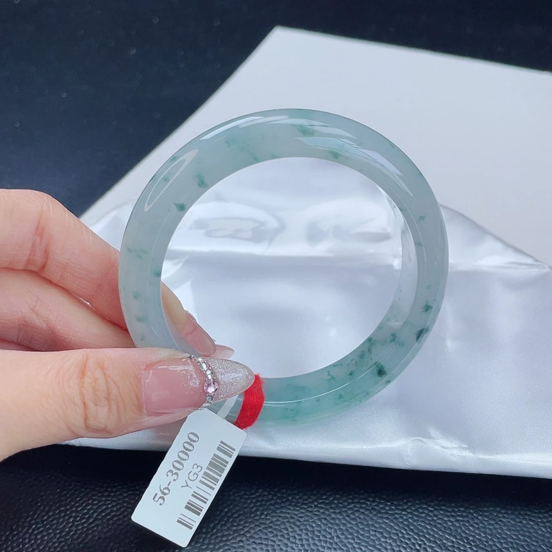 翡翠手镯未镶嵌翡翠