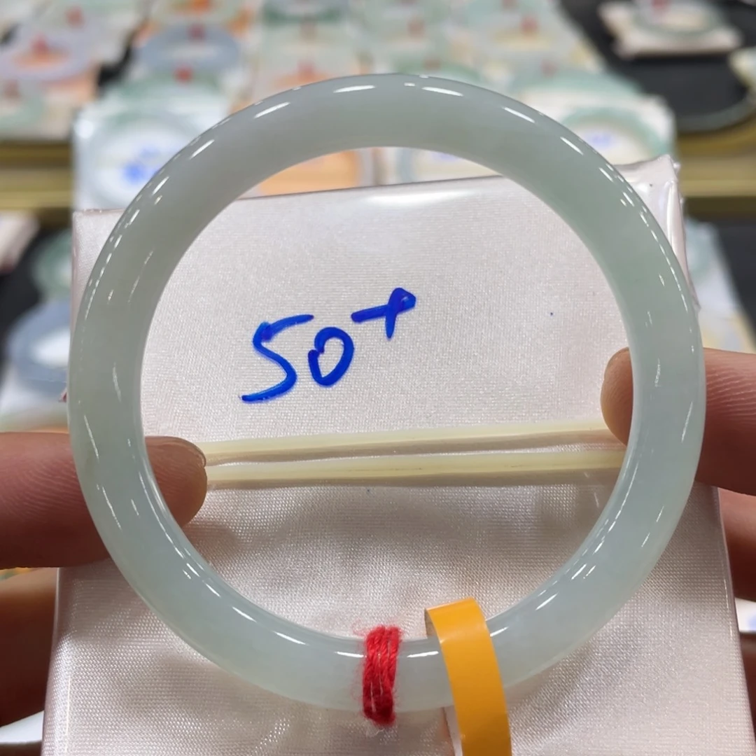 翡翠手镯未镶嵌翡翠手镯