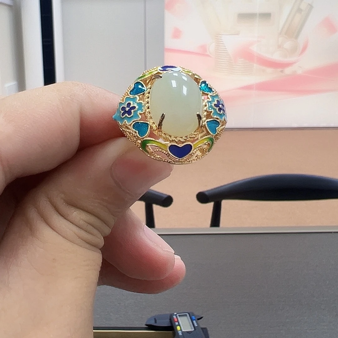 翡翠未镶嵌颈饰漫***女