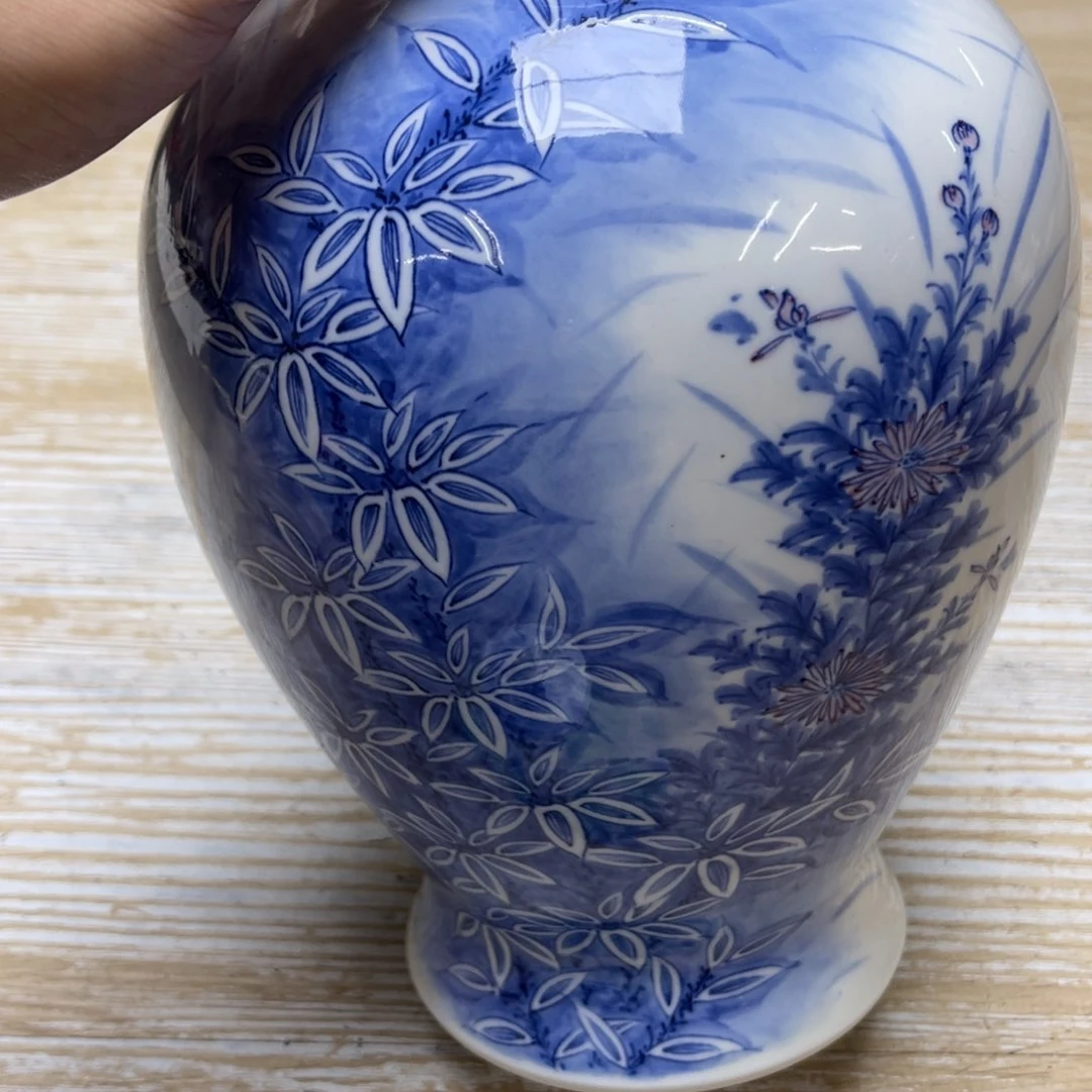 瓷片密密麻麻地排列着一个大