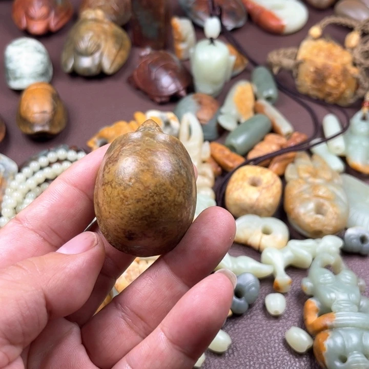 颈饰未镶嵌岫岩河磨玉（透闪石质玉）敷***演