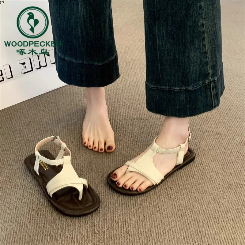 啄木鸟平底夹脚凉鞋女款2025新款休闲度假沙滩鞋小众设计罗马凉鞋