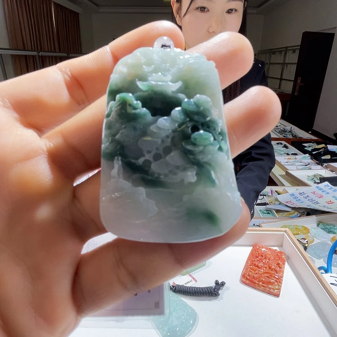 翡翠未镶嵌颈饰一个