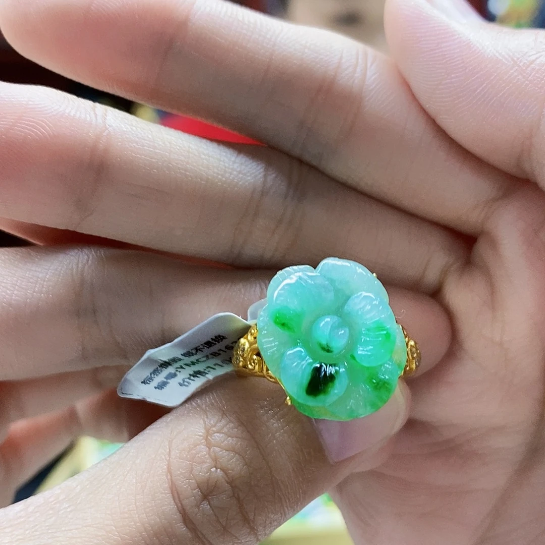 翡翠未镶嵌颈饰戒指