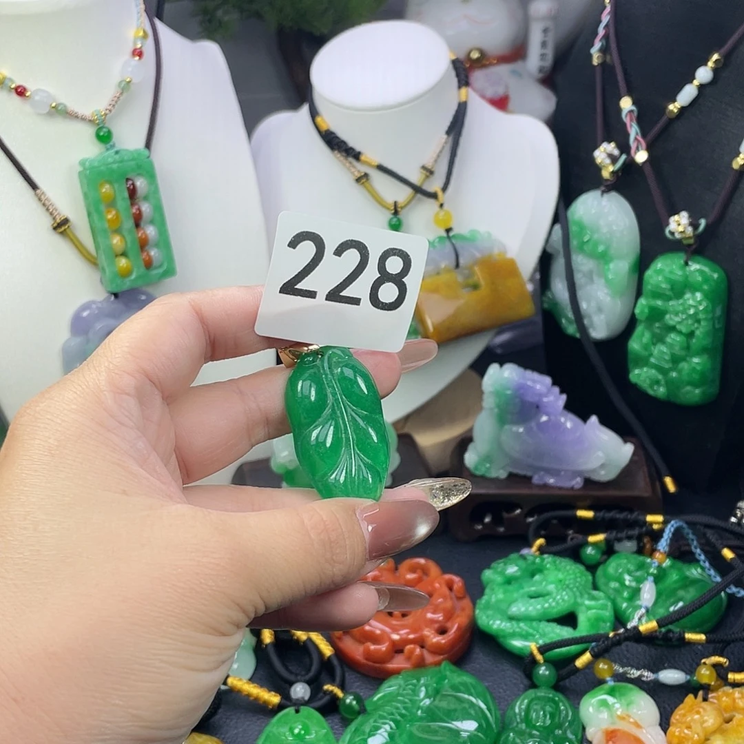 翡翠未镶嵌吊坠(赠链)