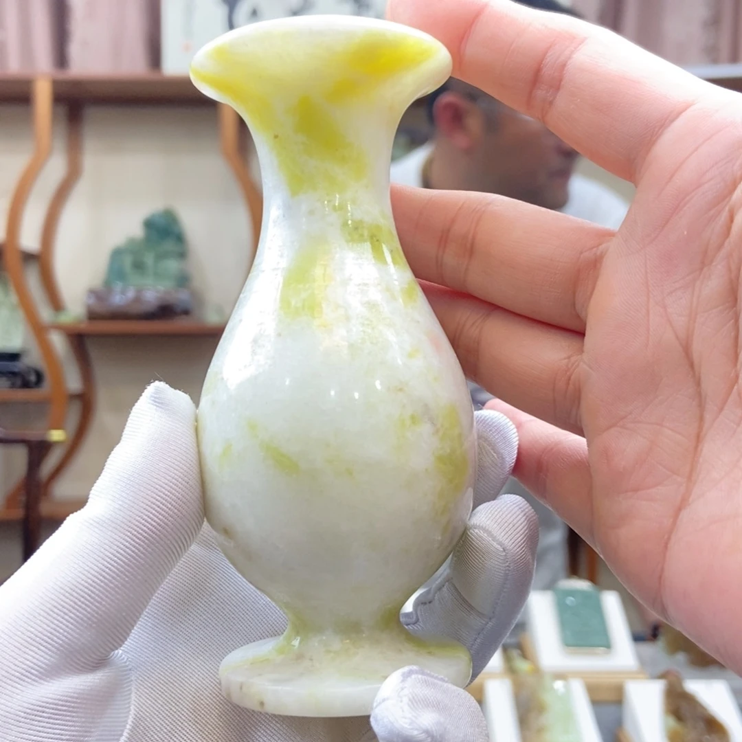 蛇纹石玉未镶嵌花瓶（多样性发一件