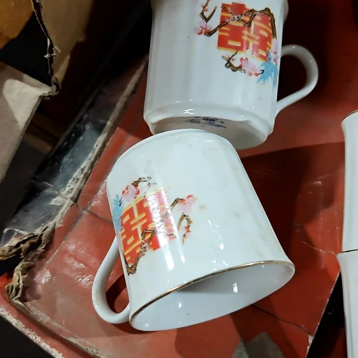 瓷片盘子碗茶壶啥都有