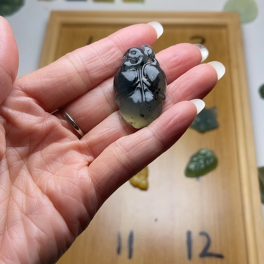 卷***。蛇纹石玉未镶嵌颈饰