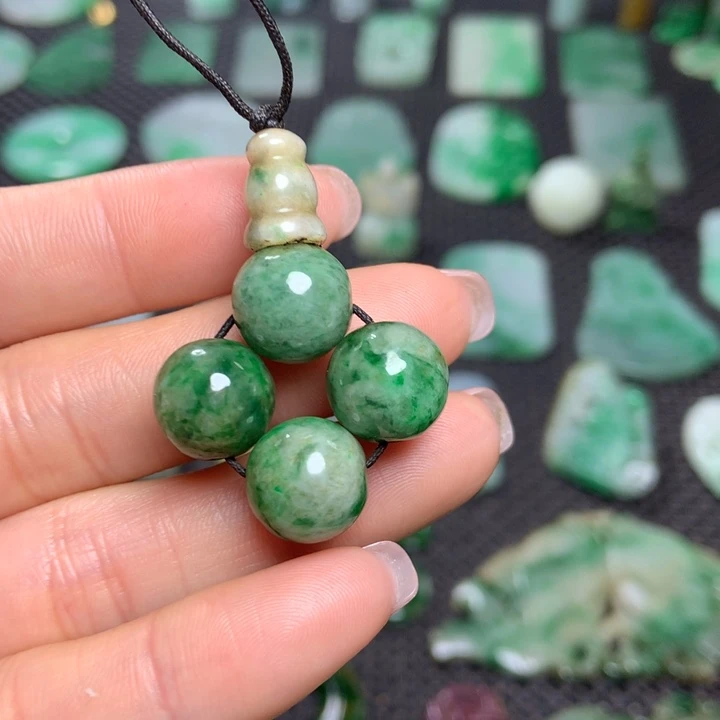 翡翠挂件未镶嵌……