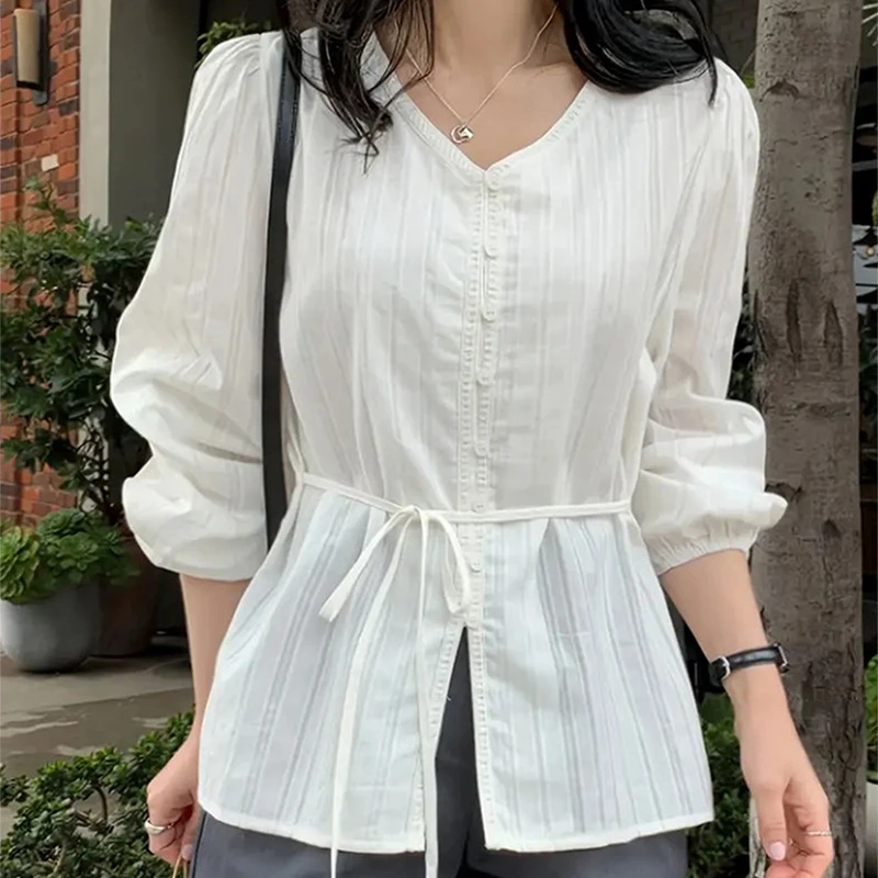 2025新款法式复古白色v领长袖衬衫小众设计感宽松显瘦打底上衣女