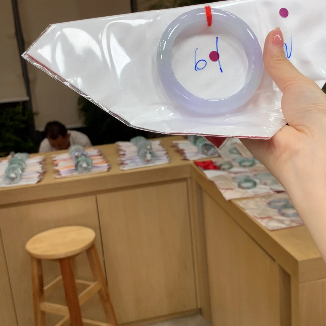 翡翠手镯未镶嵌不退不换