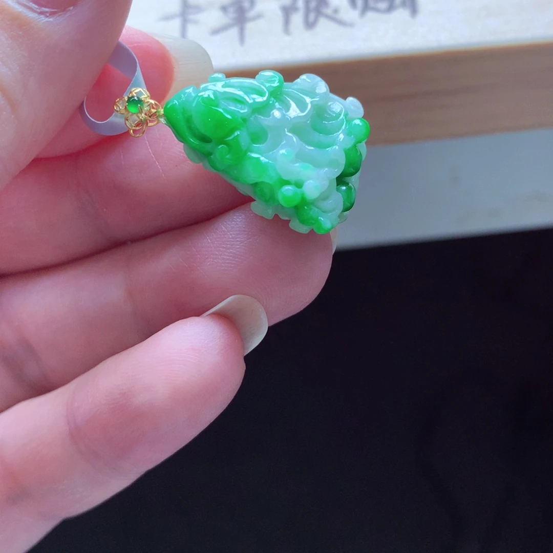 翡翠18K金镶嵌颈饰吊坠