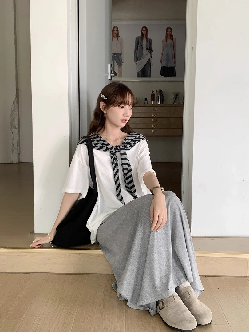 慵懒松弛v领宽松短袖T恤搭配条纹披肩与半身裙时尚套装女