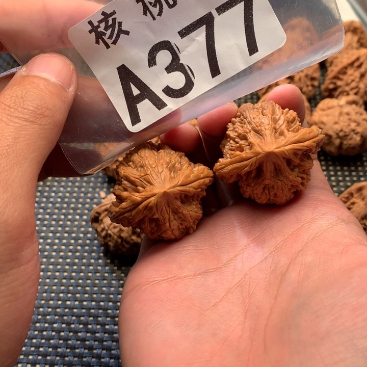 文玩核桃吊坠虎头王