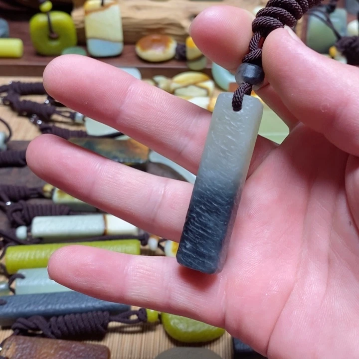 蛇纹石玉挂件未镶嵌