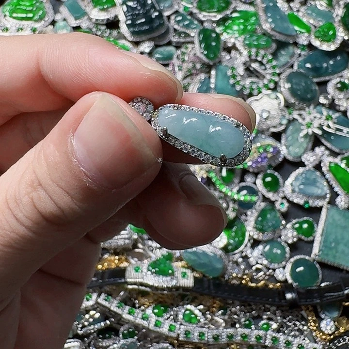 翡翠颈饰未镶嵌天然A货翡翠放漏