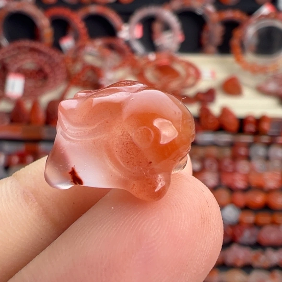 南红玛瑙未镶嵌颈饰兔子