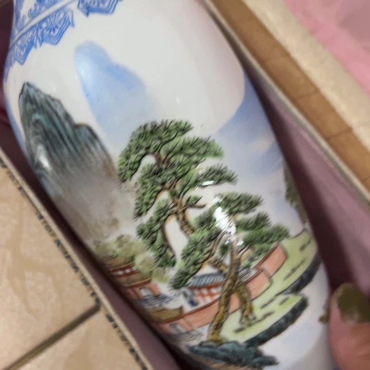 杯阿****?景德镇陶瓷小堡垒花瓶