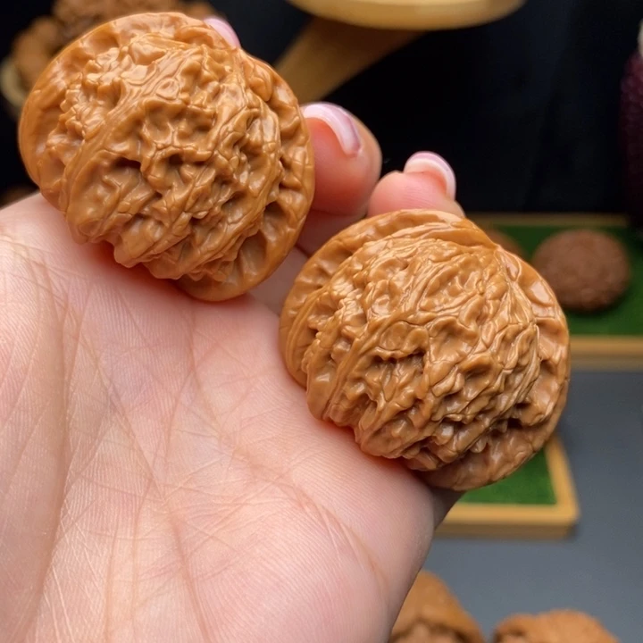 文玩核桃把件?**跑白狮子