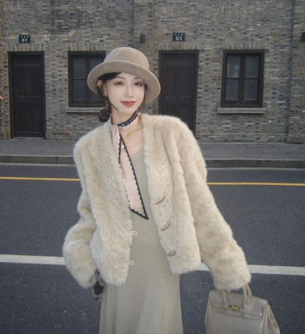 2025新款冬季皮毛一体女V领宽松牛角扣保暖毛毛外套休闲时尚短款