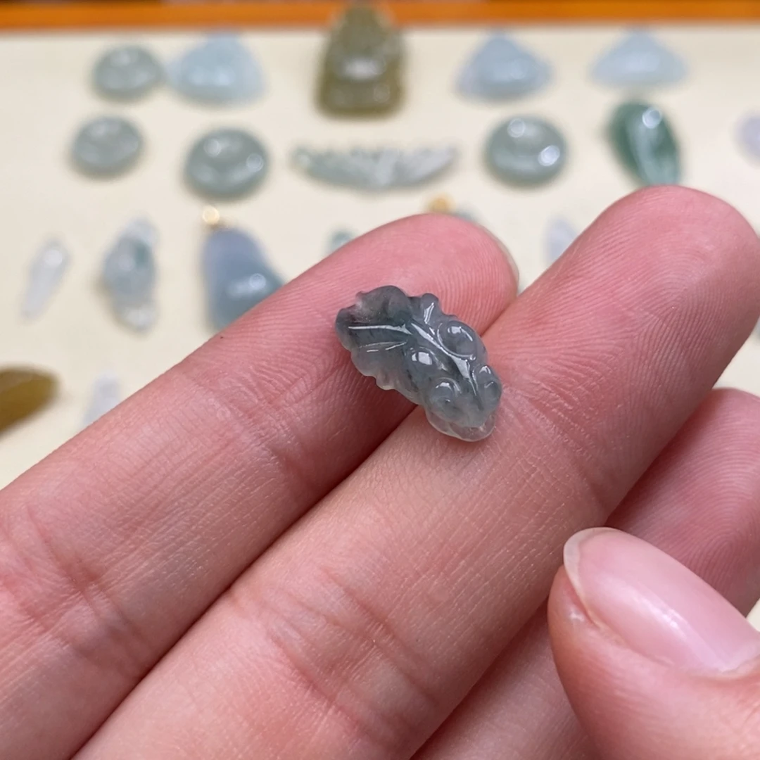 翡翠未镶嵌颈饰小金鱼