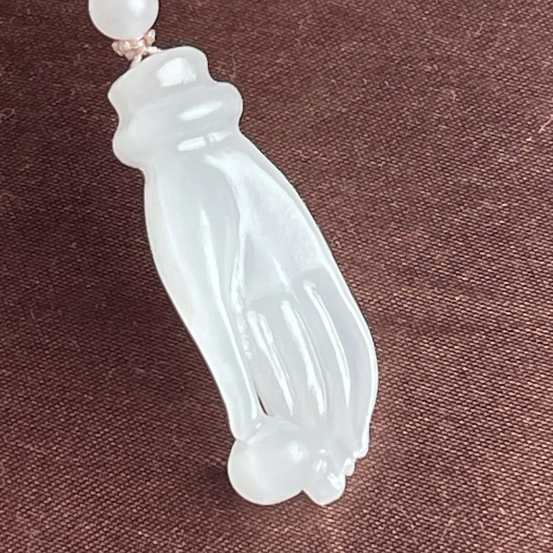 天然和田玉羊脂玉掌上明珠吊坠