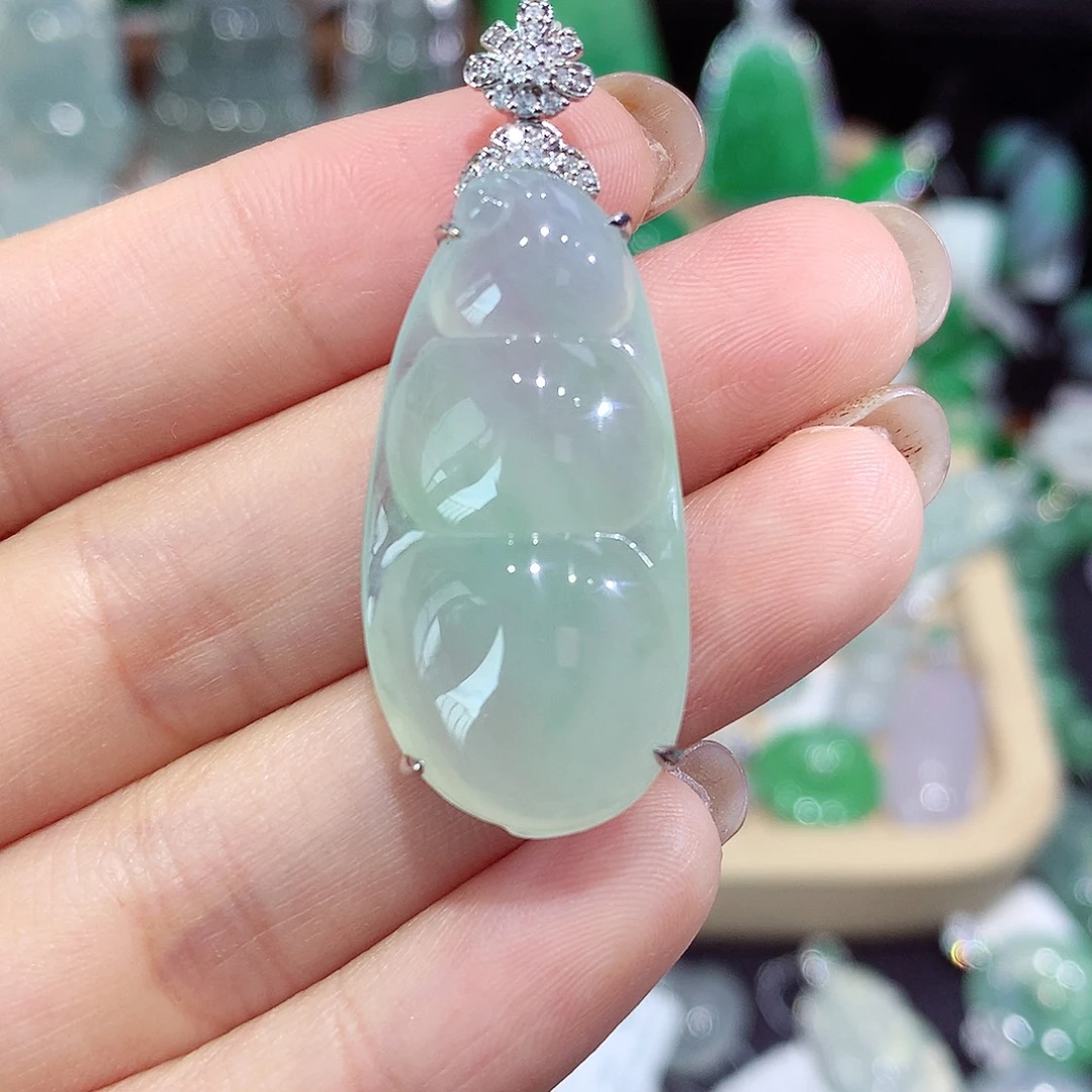 翡翠18K金镶嵌颈饰豆