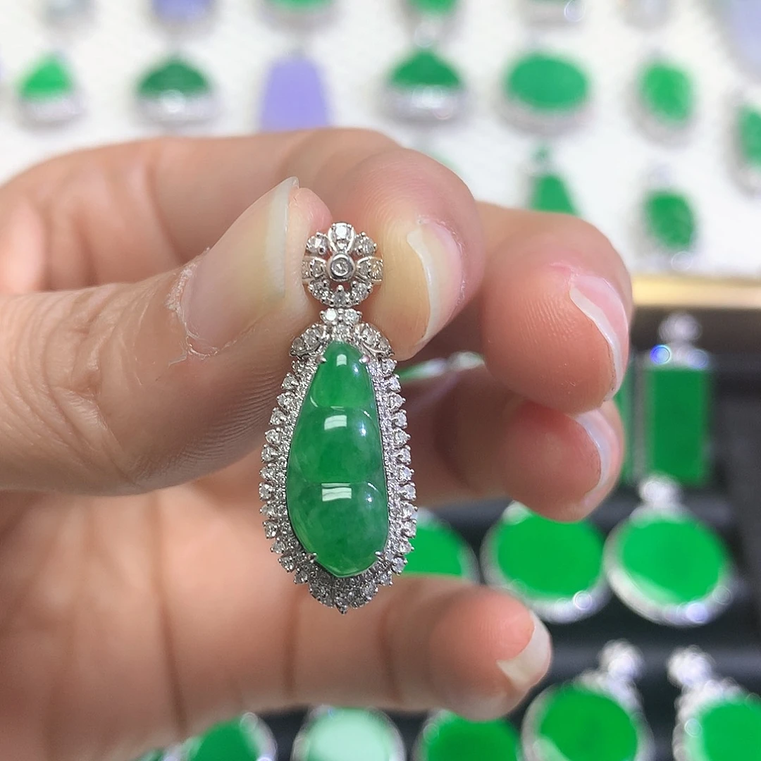 颈饰18K金镶嵌翡翠吊坠