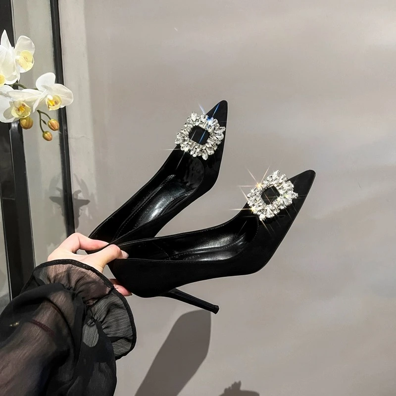 黑色高跟鞋女2025新款春秋季细跟水钻绒面不累脚气质尖头方扣单鞋