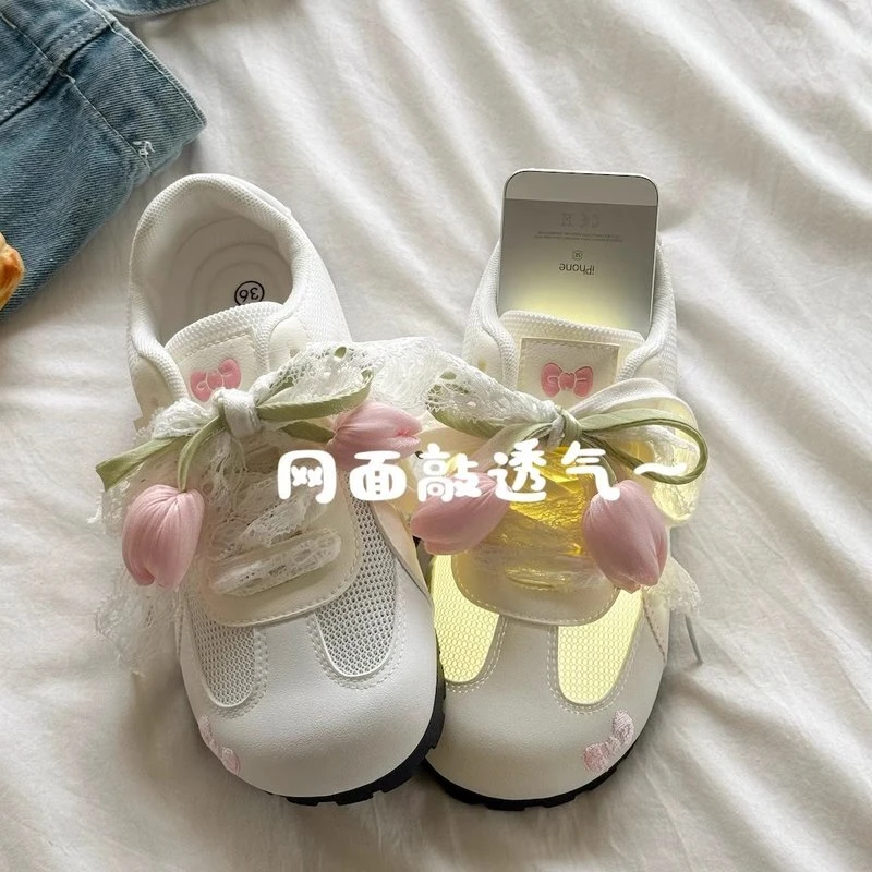 花朵网面鞋为你的穿搭注入新鲜元素