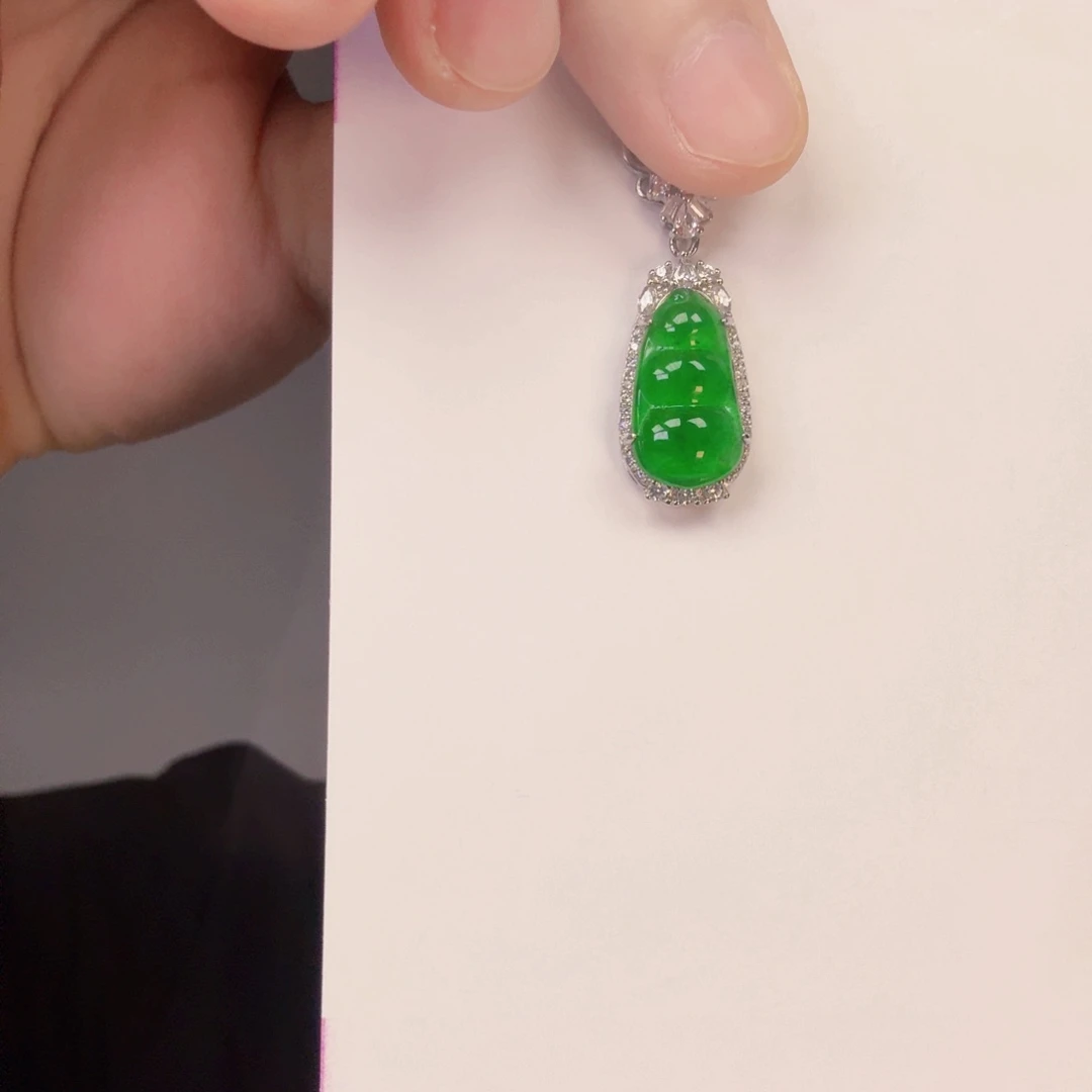 翡翠未镶嵌颈饰一件