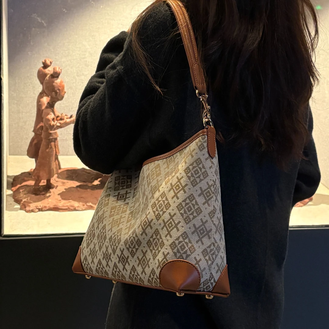 广西壮锦托特包秋冬大容量手拎包斜挎包流浪包手提包咖色包包