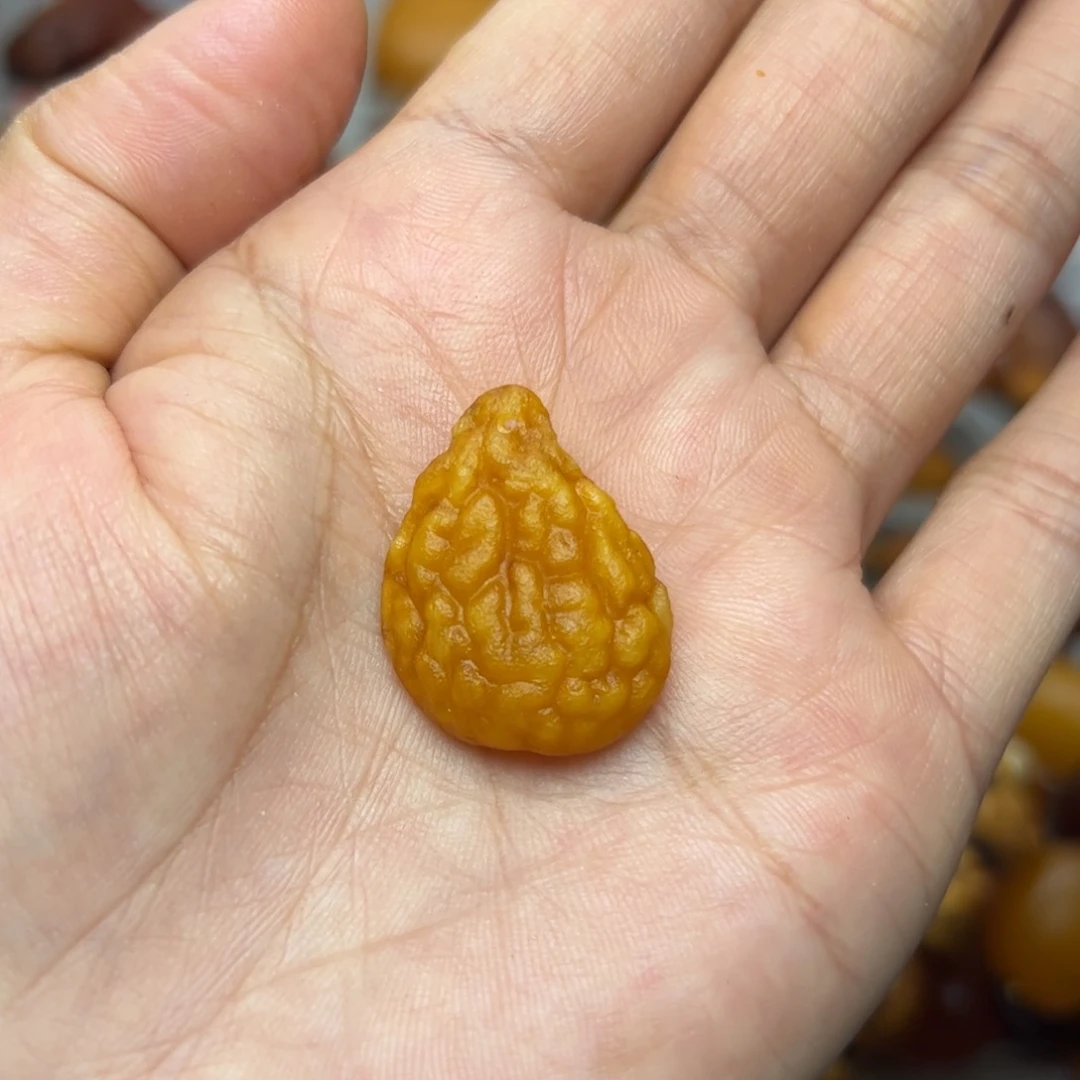 琥珀裸石未镶嵌飒**姿天然蜜蜡