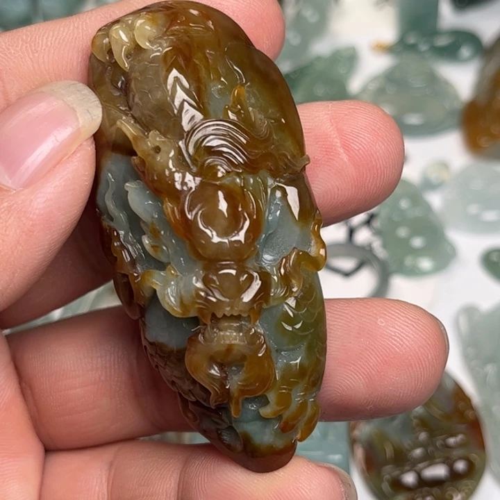 翡翠未镶嵌颈饰龙