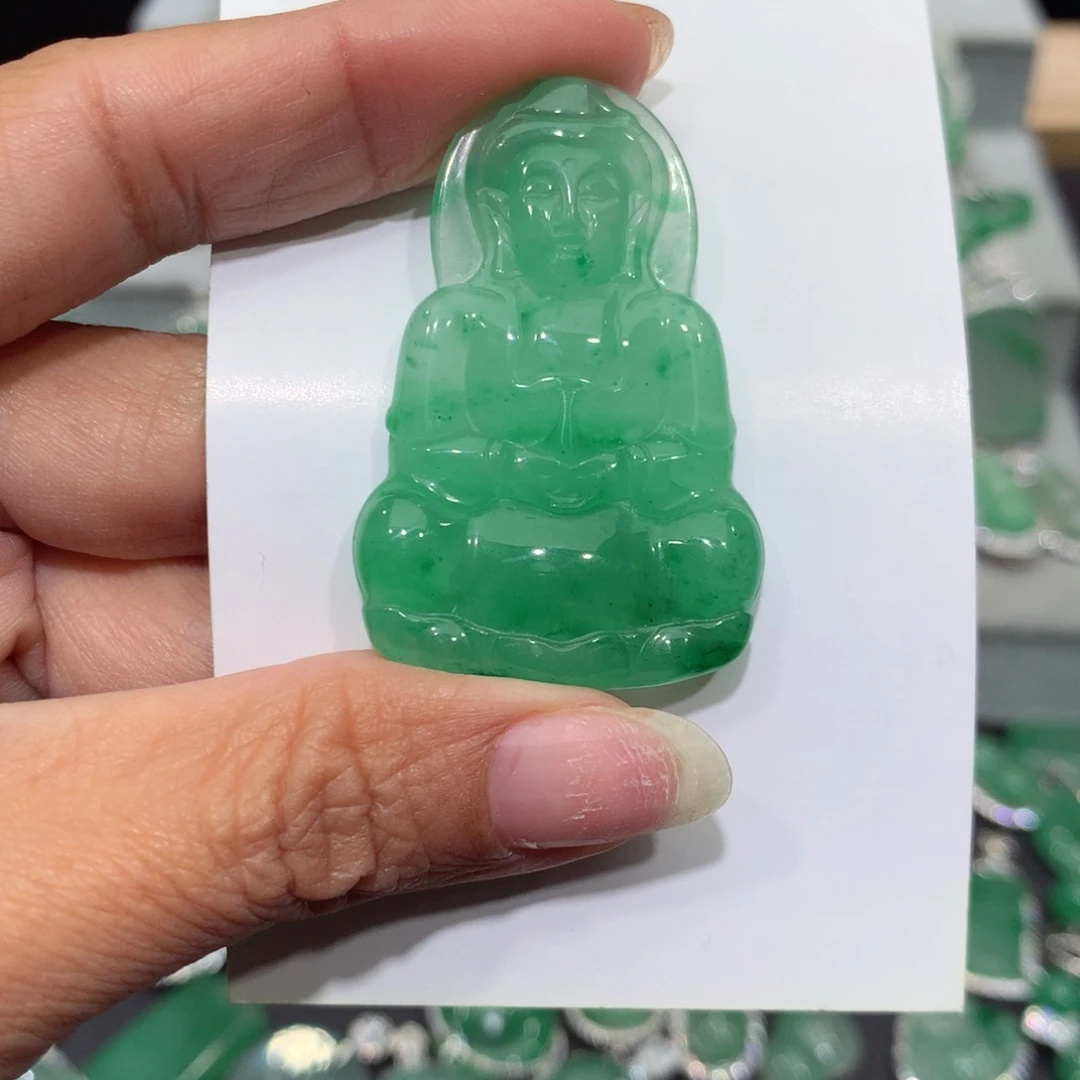 颈饰未镶嵌石英质玉（非洲翠）